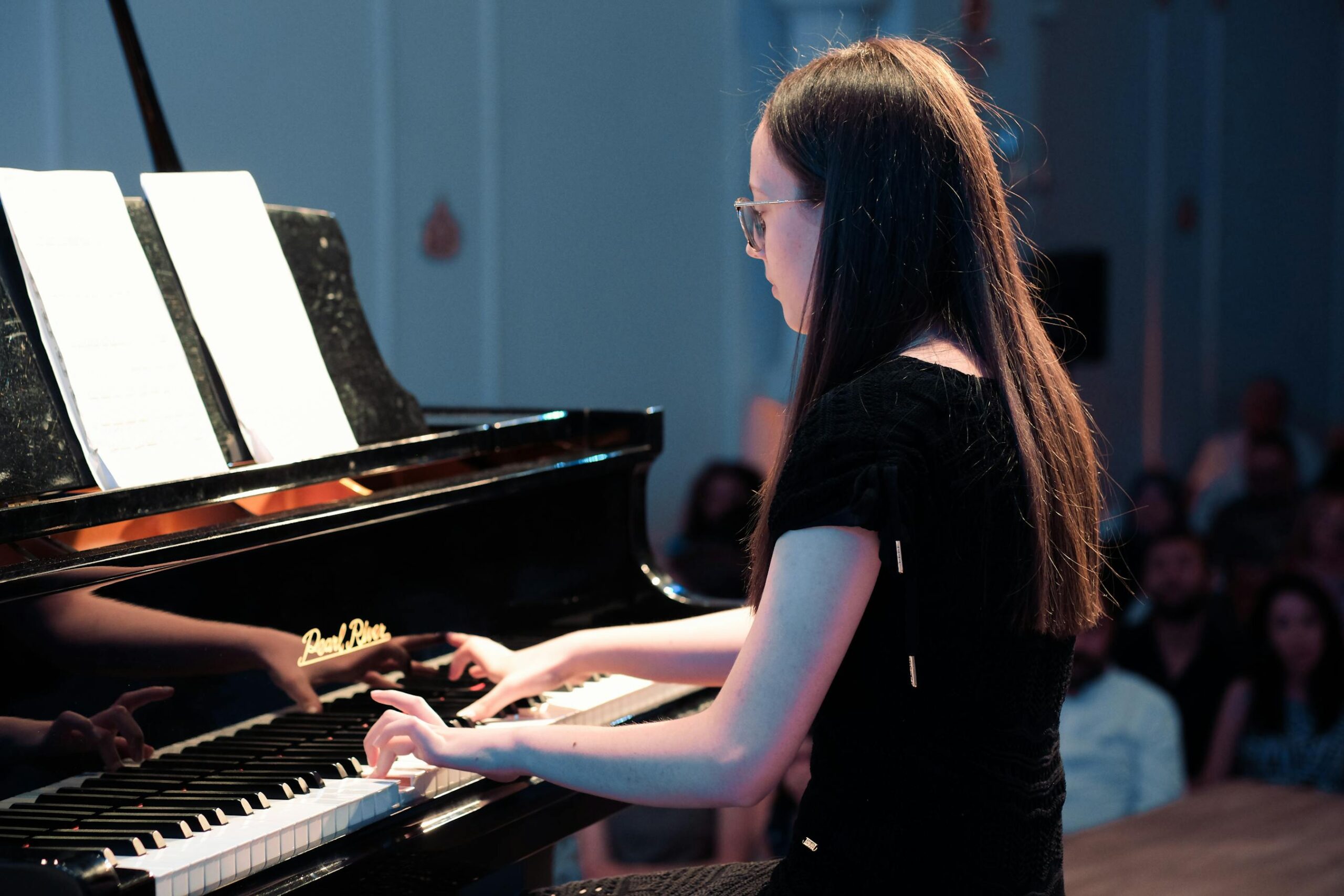 Pianista esegue un concerto su pianoforte a coda
