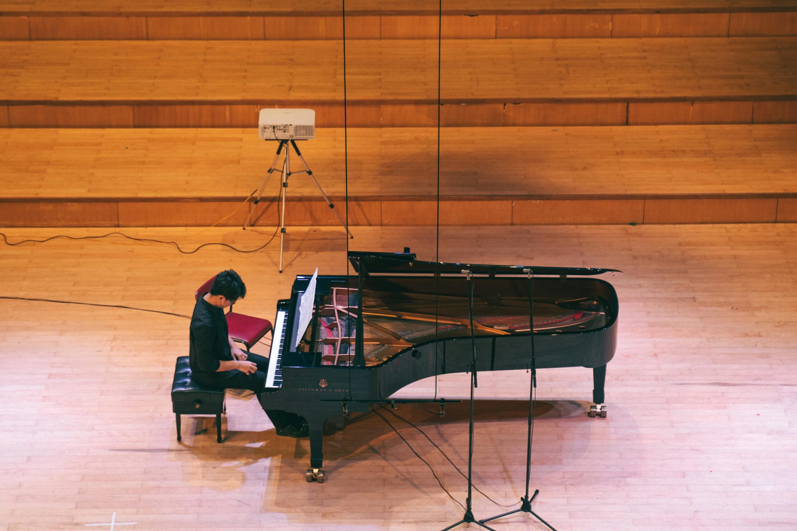 Pianoforte a coda in una sala da concerto