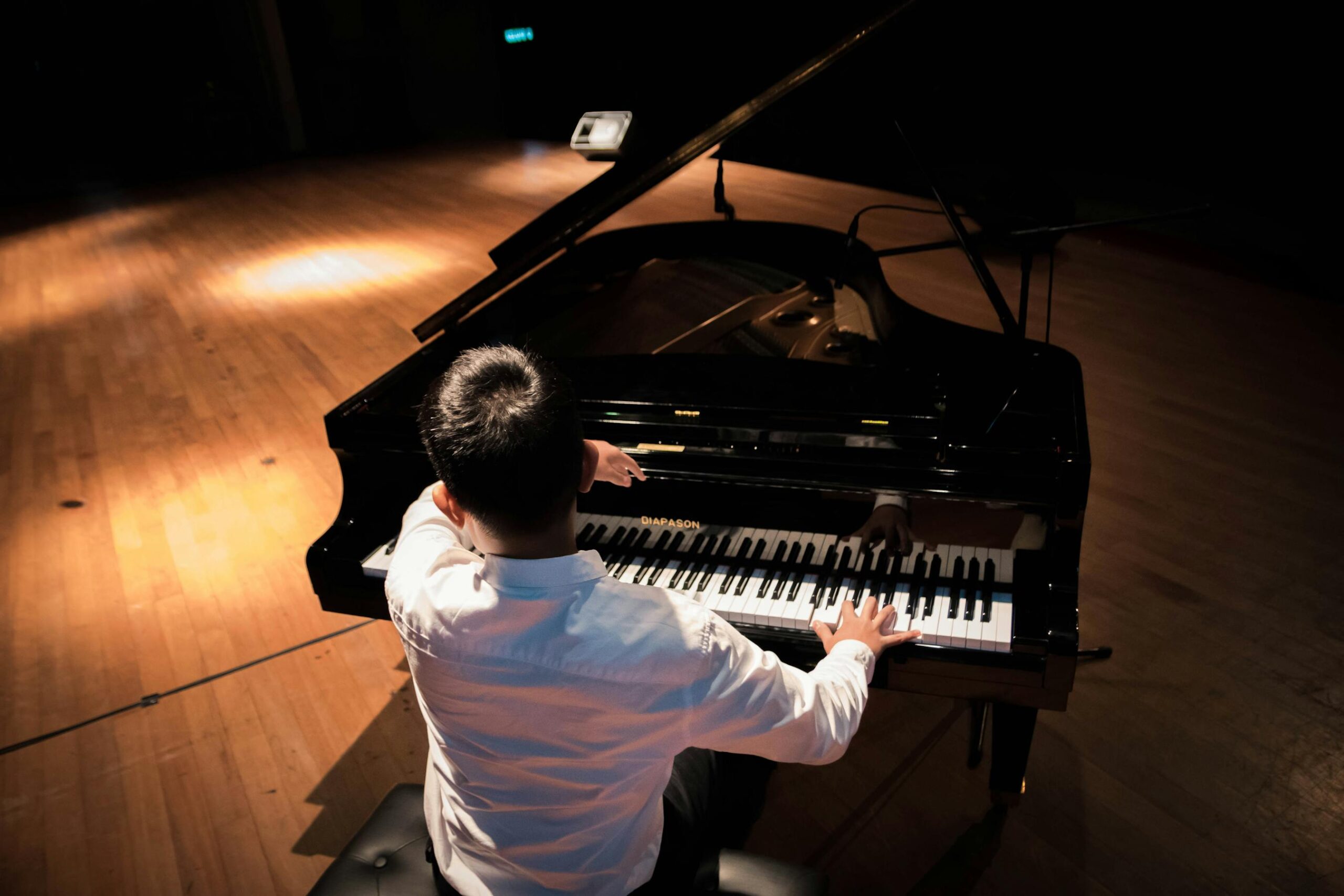 Pianista al pianoforte in primo piano