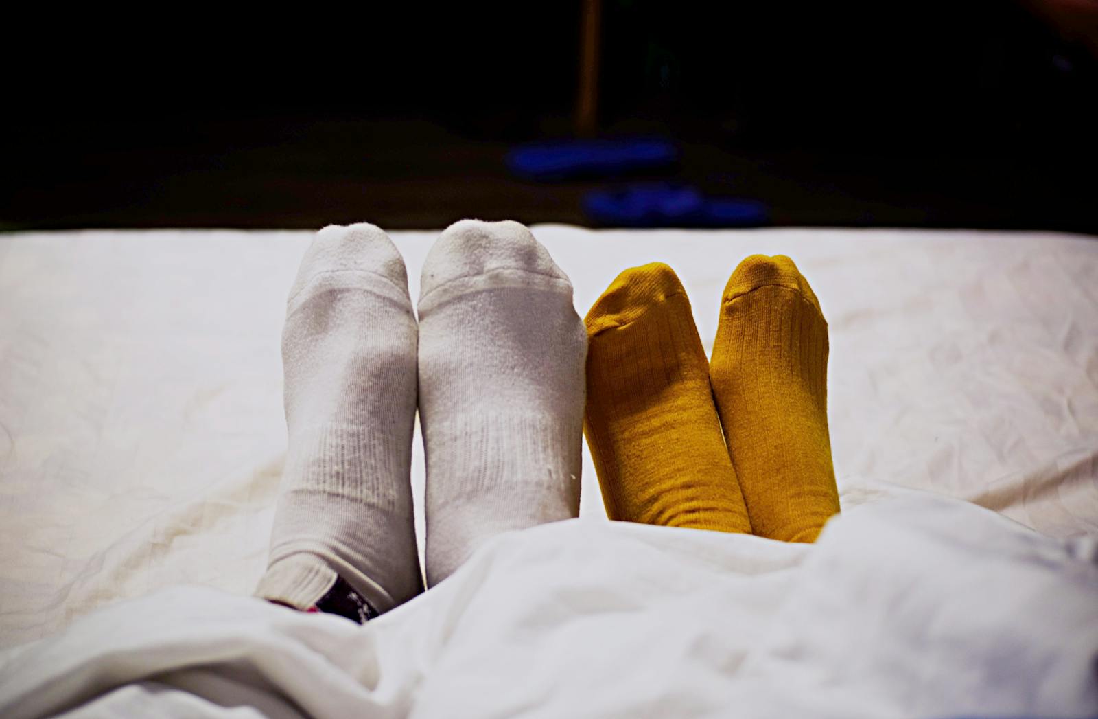 Piedi avvolti in una coperta per riscaldarli