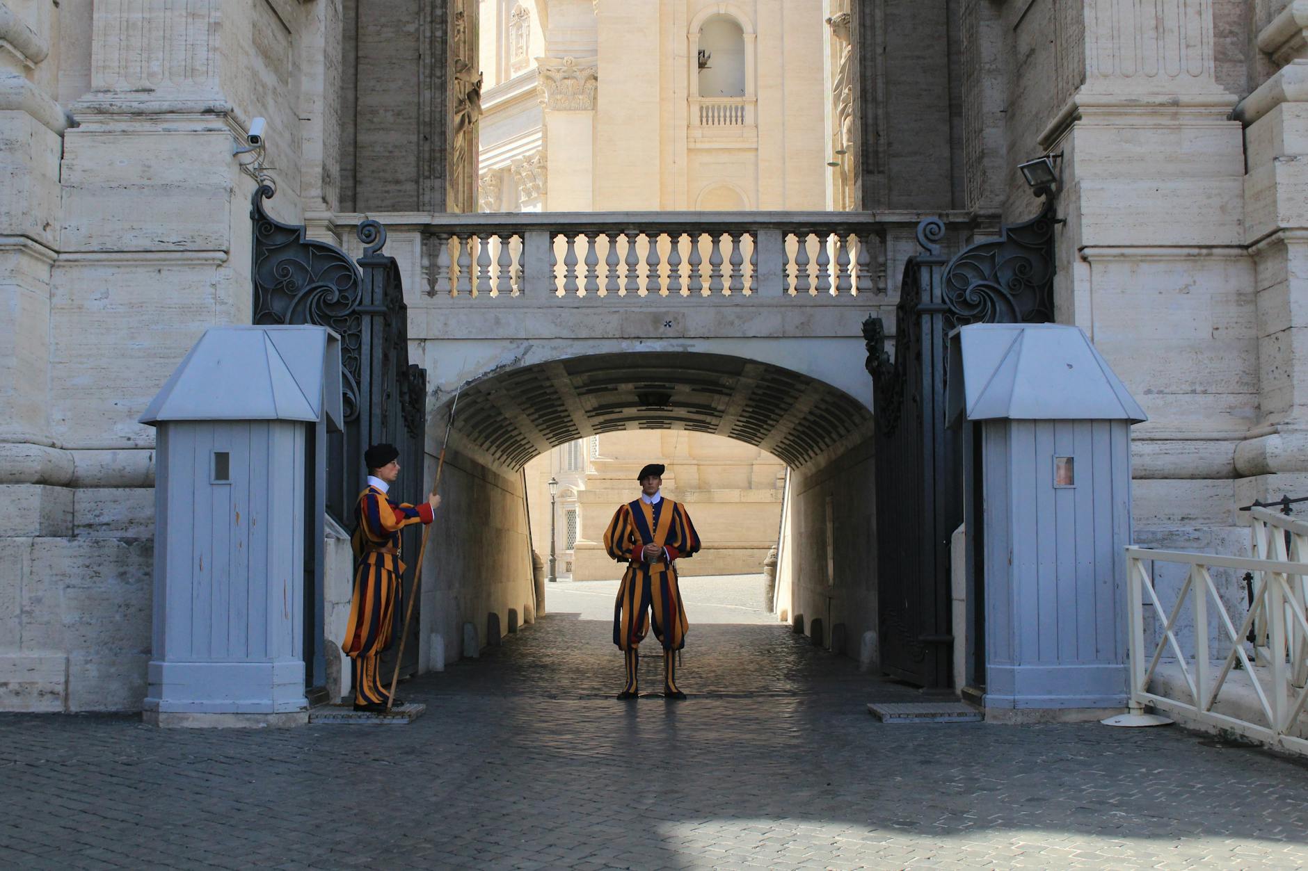 Interno di una basilica con statue di marmo