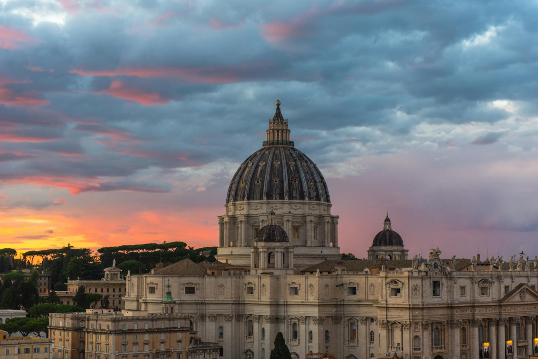 Cupola e navata di una grande basilica romana