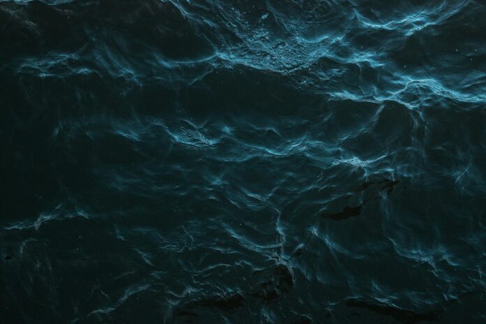 Oceano profondo blu scuro che richiama l'ambiente del Cretaceo