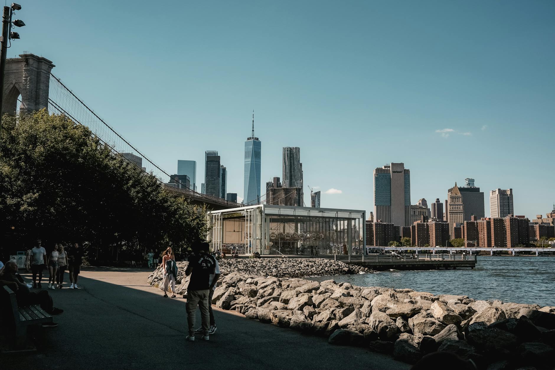 Cavi d'acciaio del Ponte di Brooklyn contro il cielo