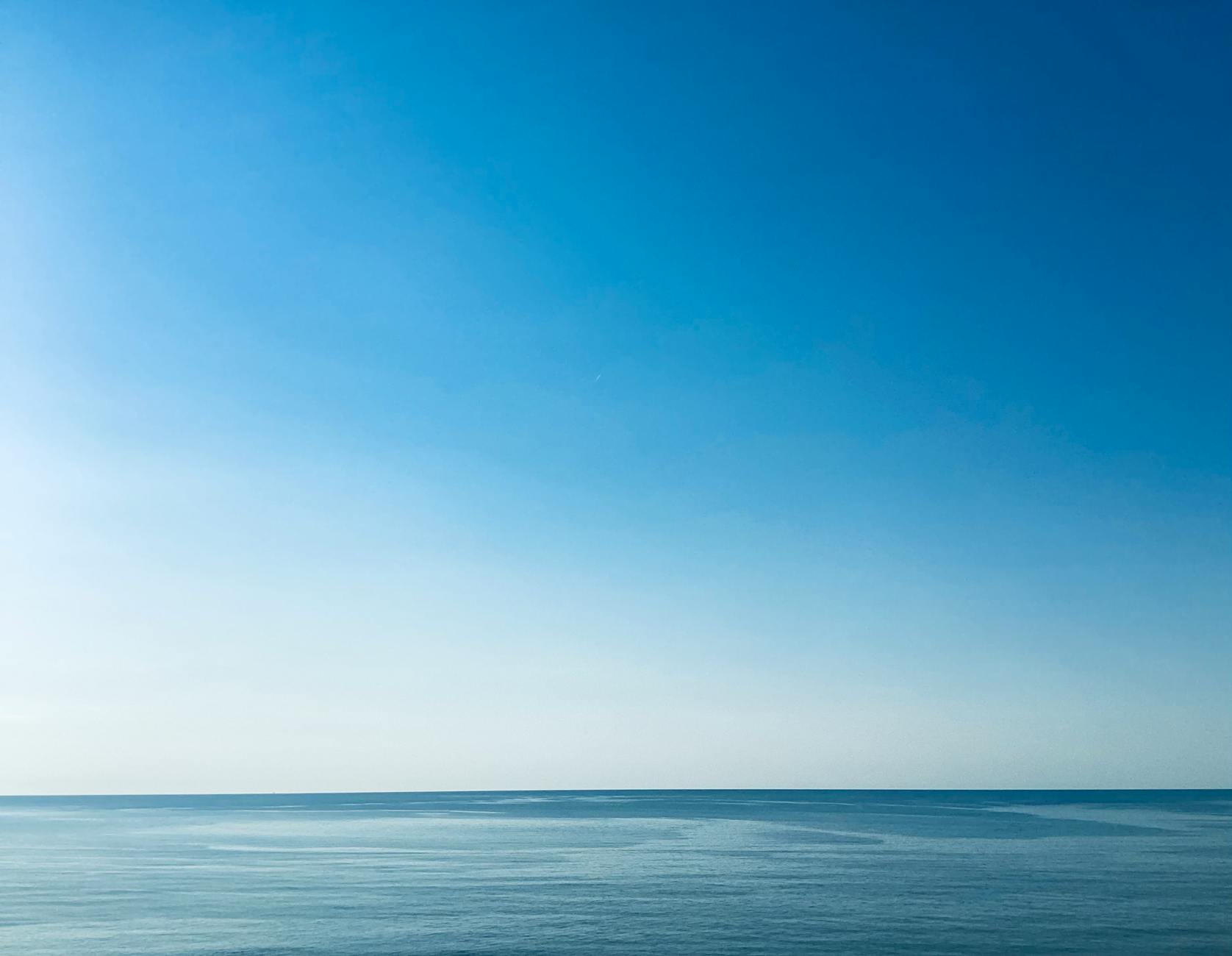Oceano aperto con orizzonte sgombro senza terra in vista
