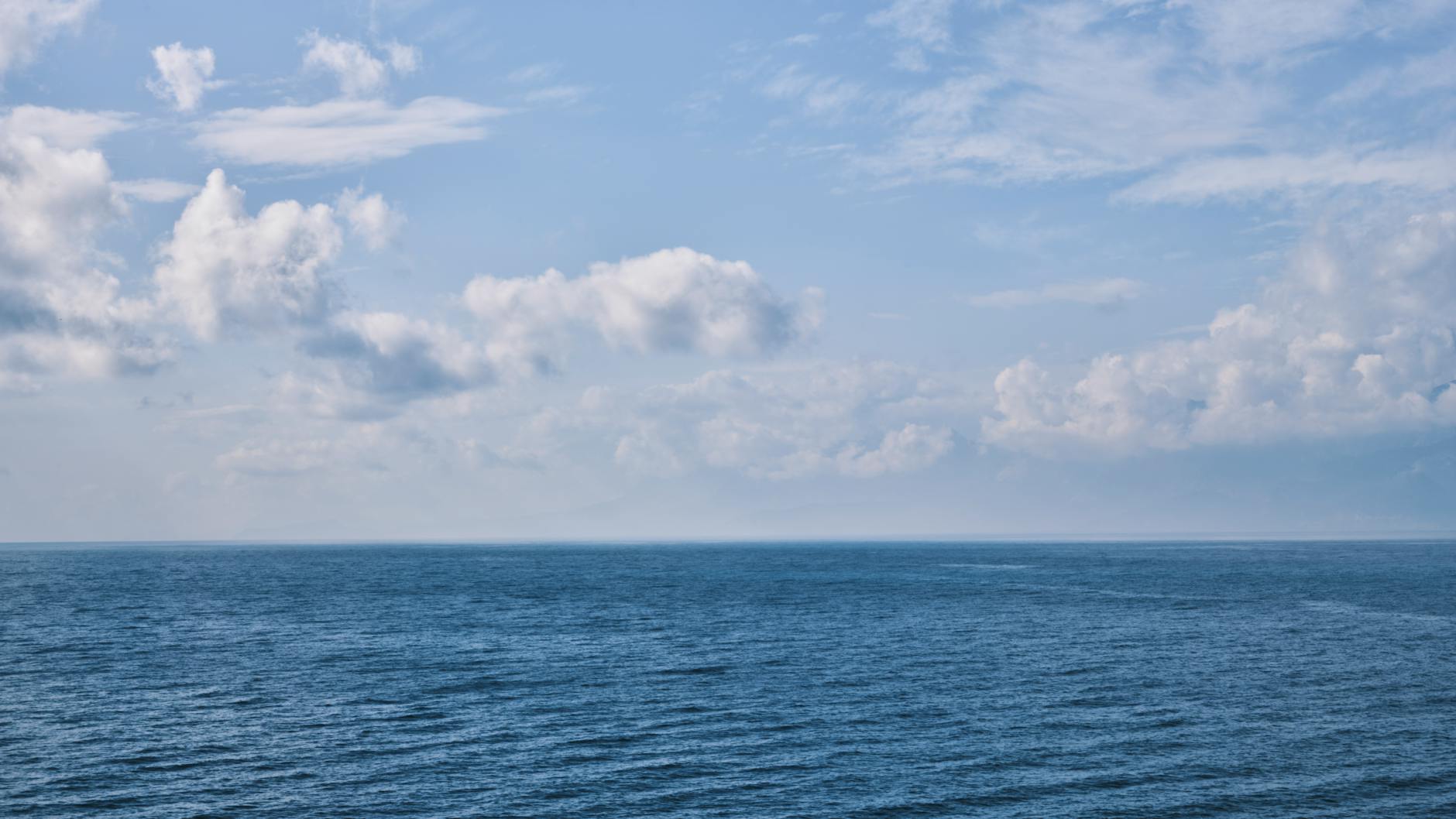 Vasta distesa di oceano Pacifico vista dall'alto