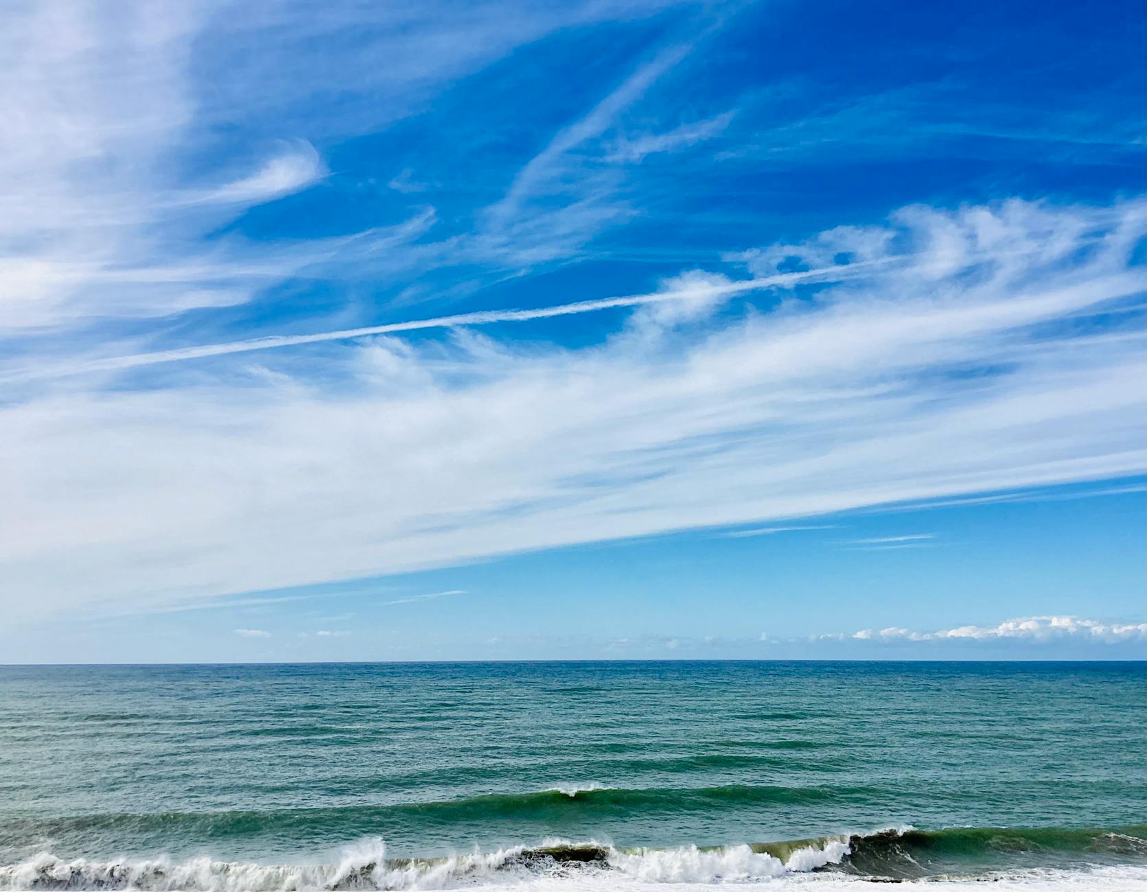 Onde dell'oceano profondo sotto un cielo plumbeo