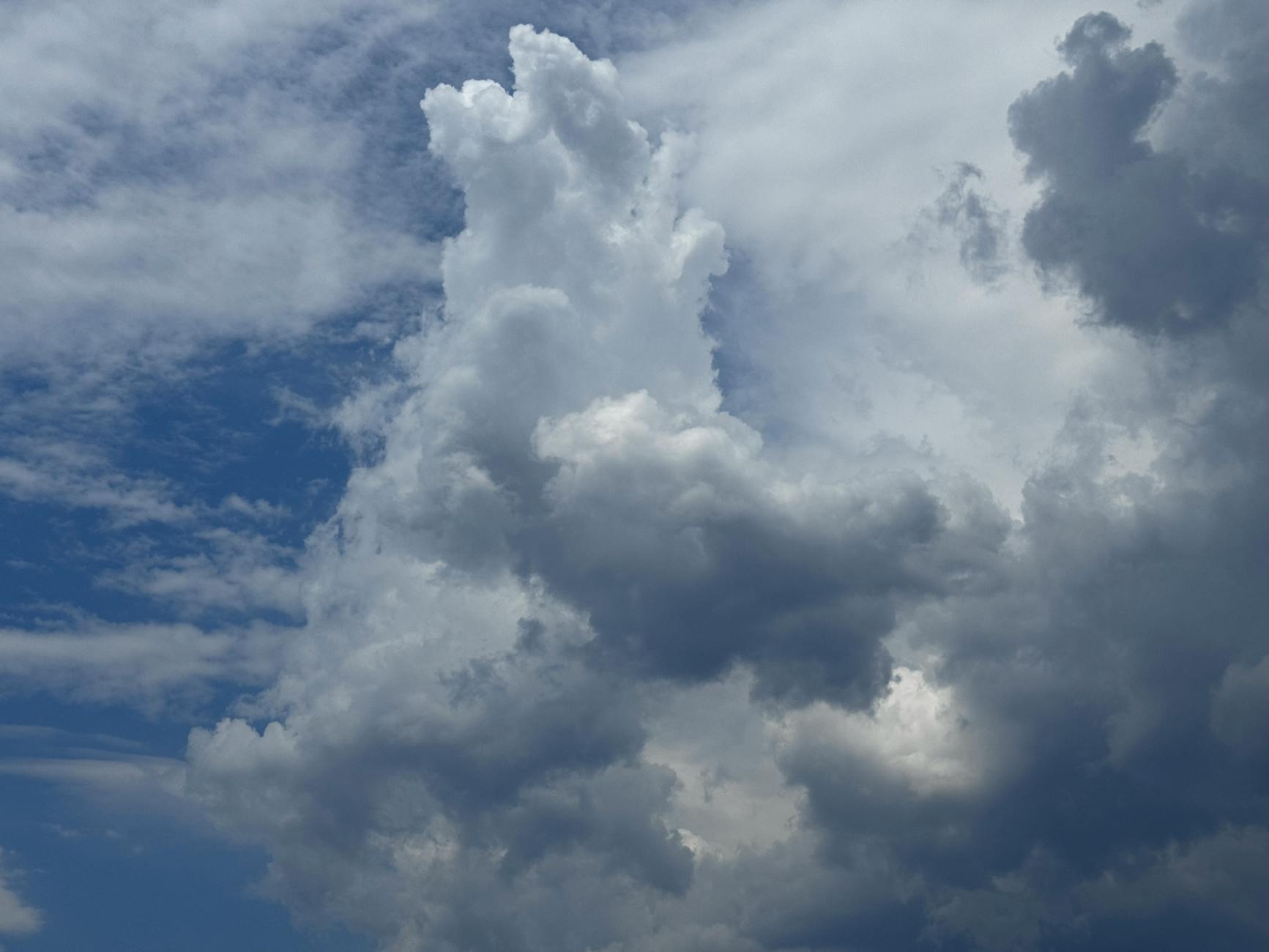 Nubi cumulus sospese nel cielo che pesano tonnellate