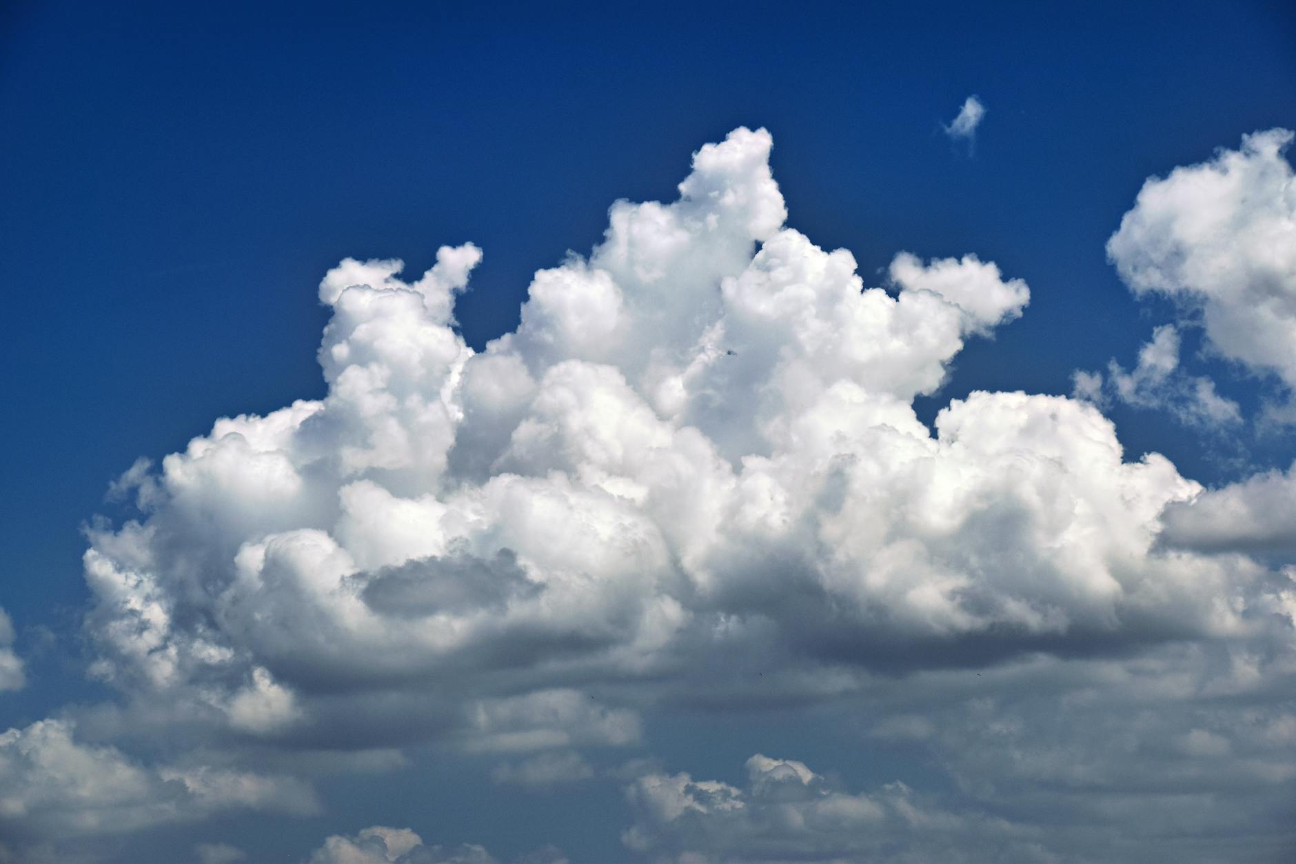 Cumuli bianchi nel cielo azzurro