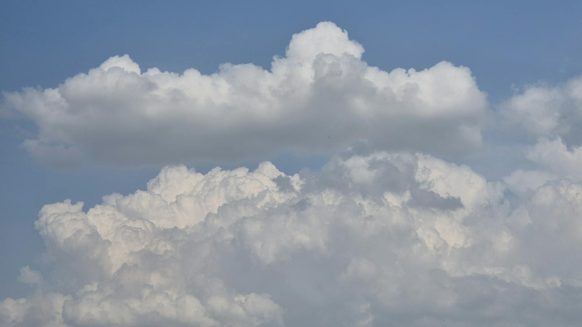 Cielo con cumuli che galleggiano