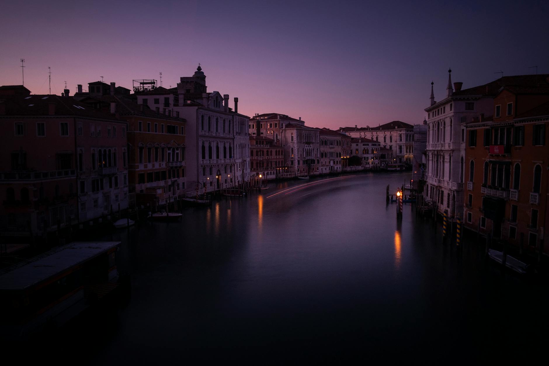 Veduta di un canale di Venezia con imbarcazioni
