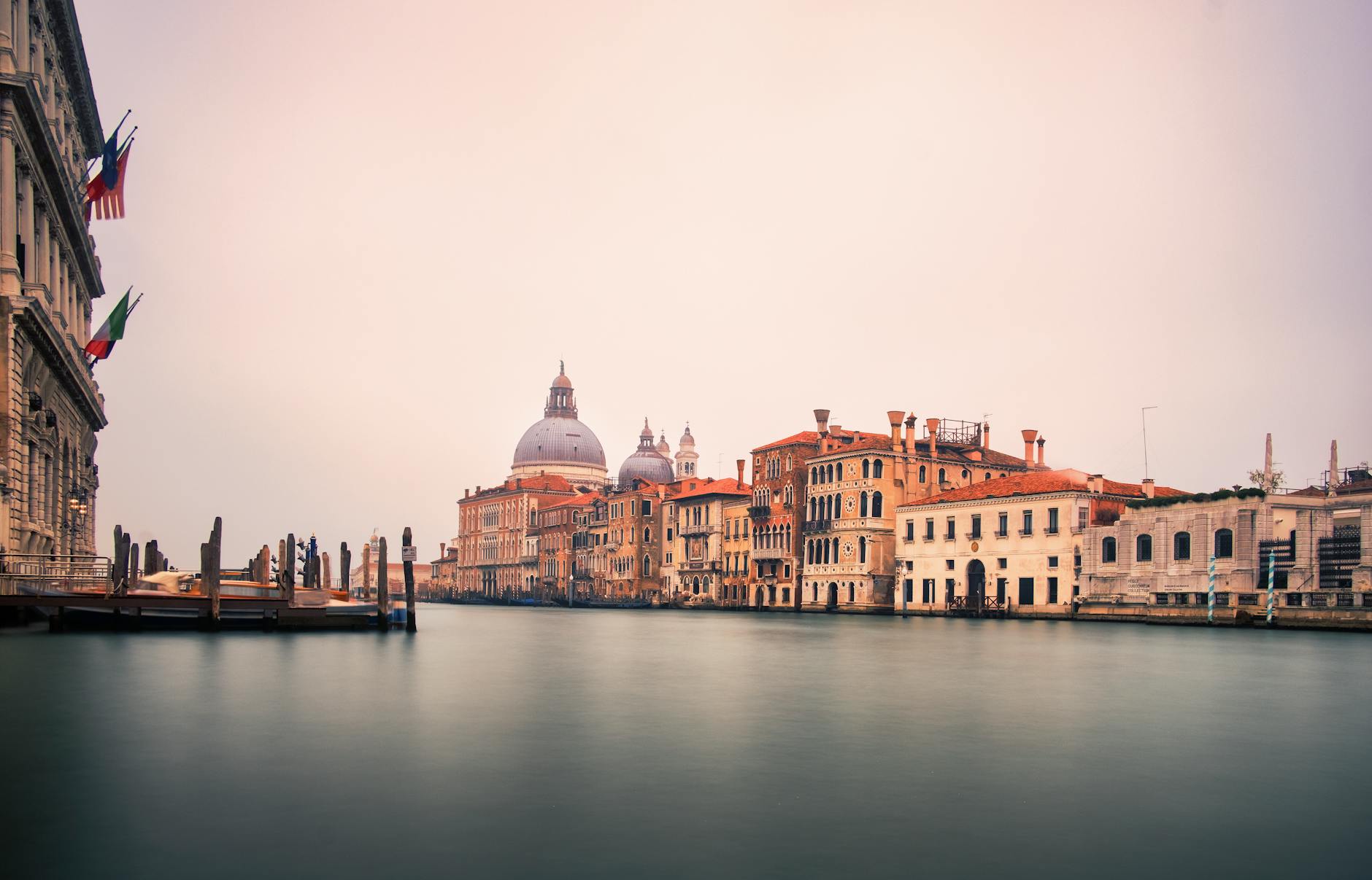 Canale veneziano con edifici storici affacciati sull'acqua
