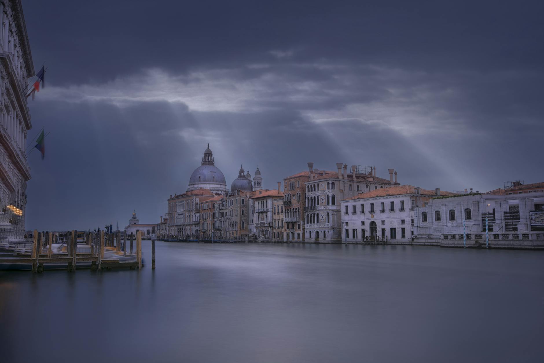 Antico porto con imbarcazioni sull'acqua