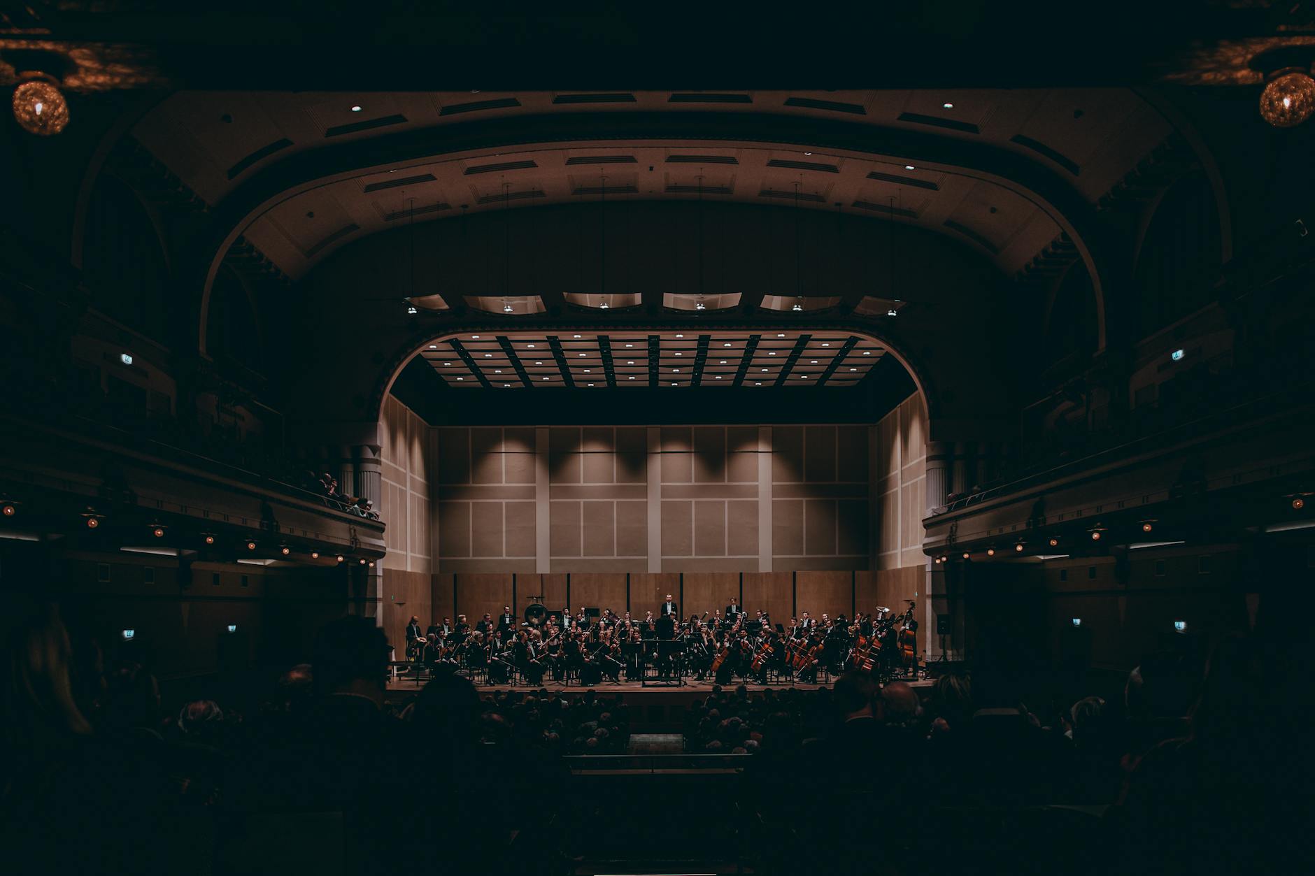 Orchestra sinfonica che suona durante un concerto