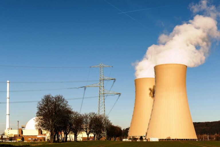 Centrale nucleare con torri di raffreddamento, immagine legata al tema dei reattori modulari