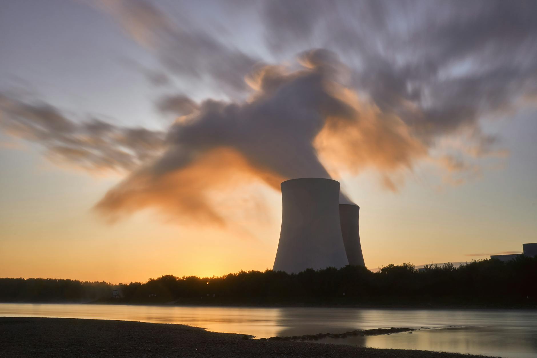 Una centrale nucleare con le torri di raffreddamento