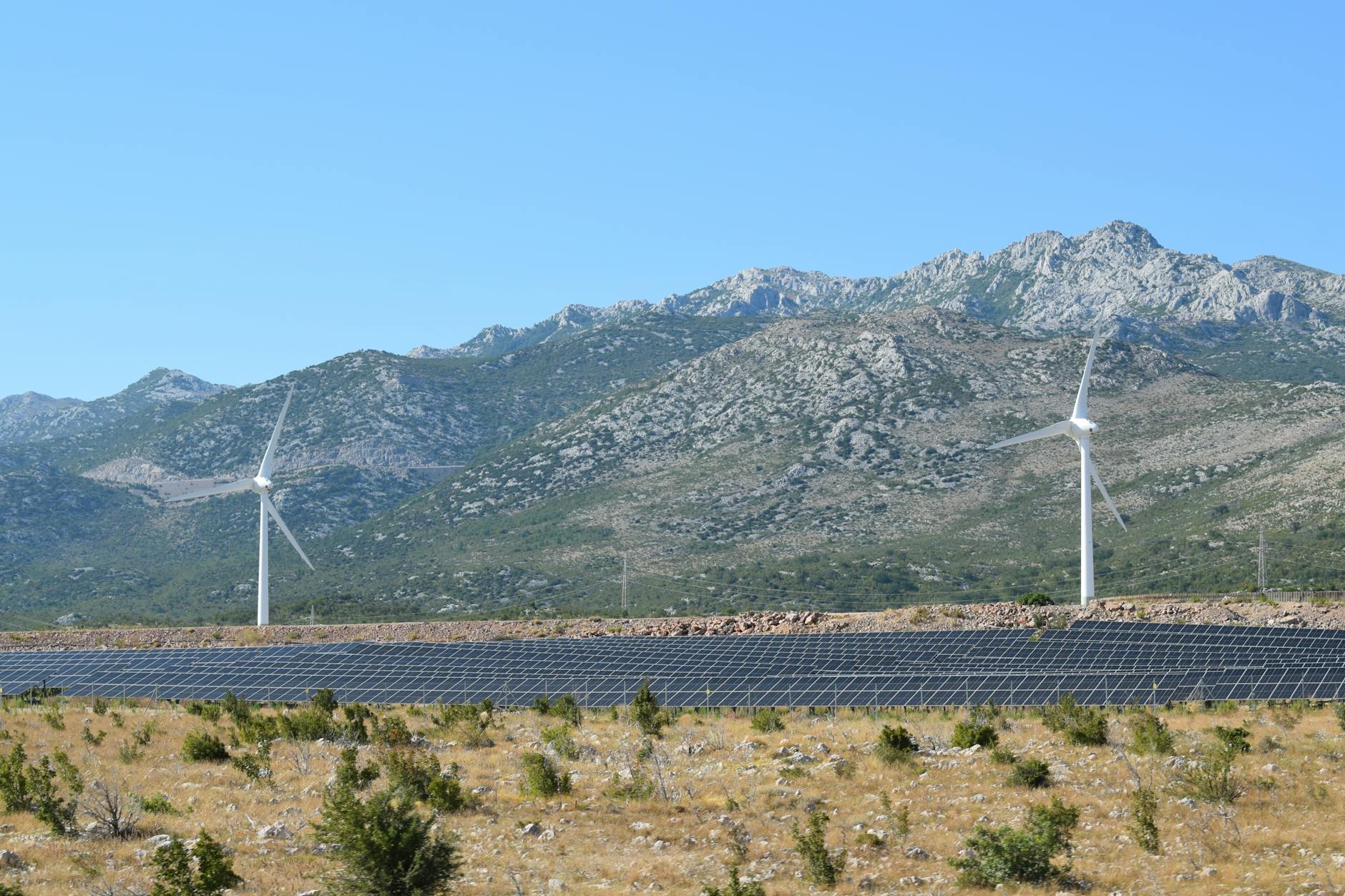Distesa di pannelli fotovoltaici in un impianto solare