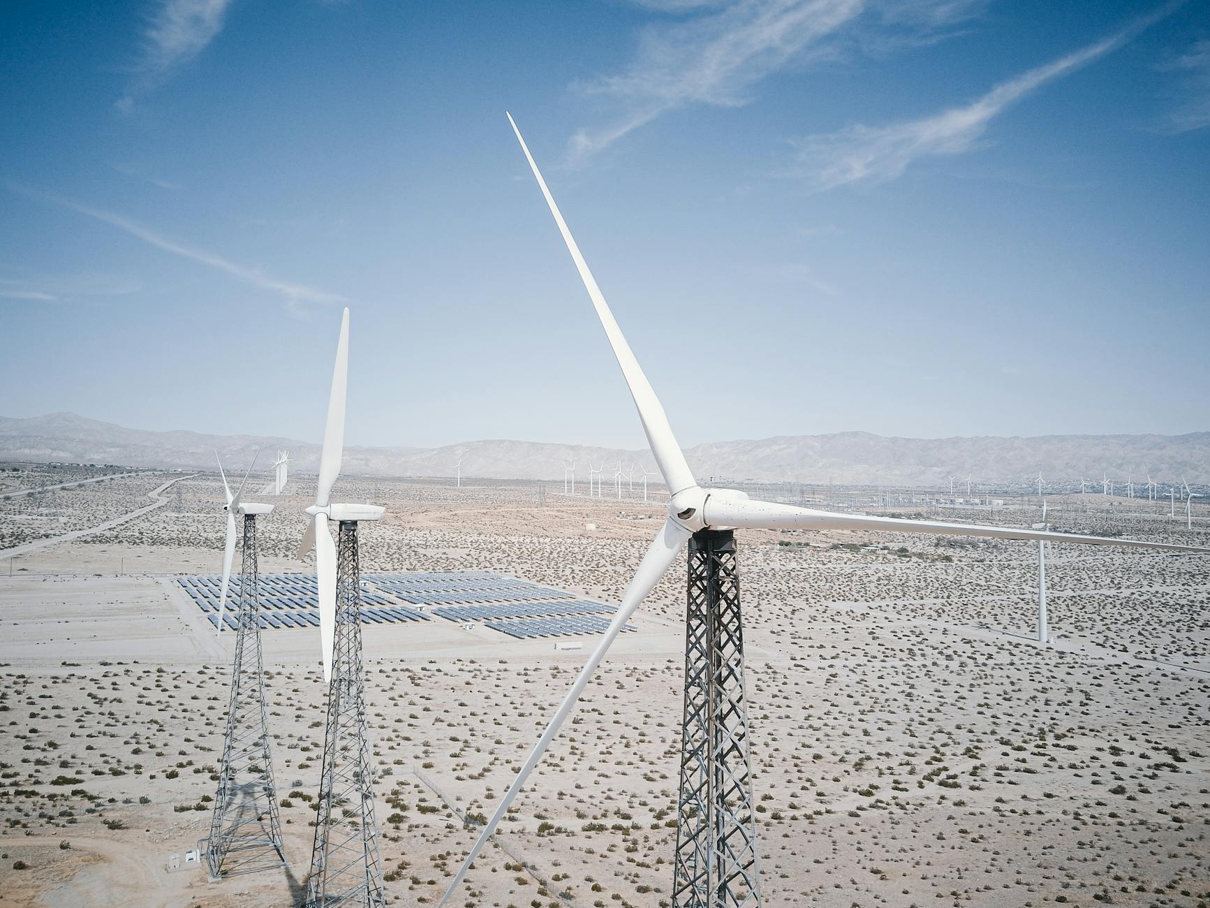 Turbine eoliche bianche in un paesaggio verde