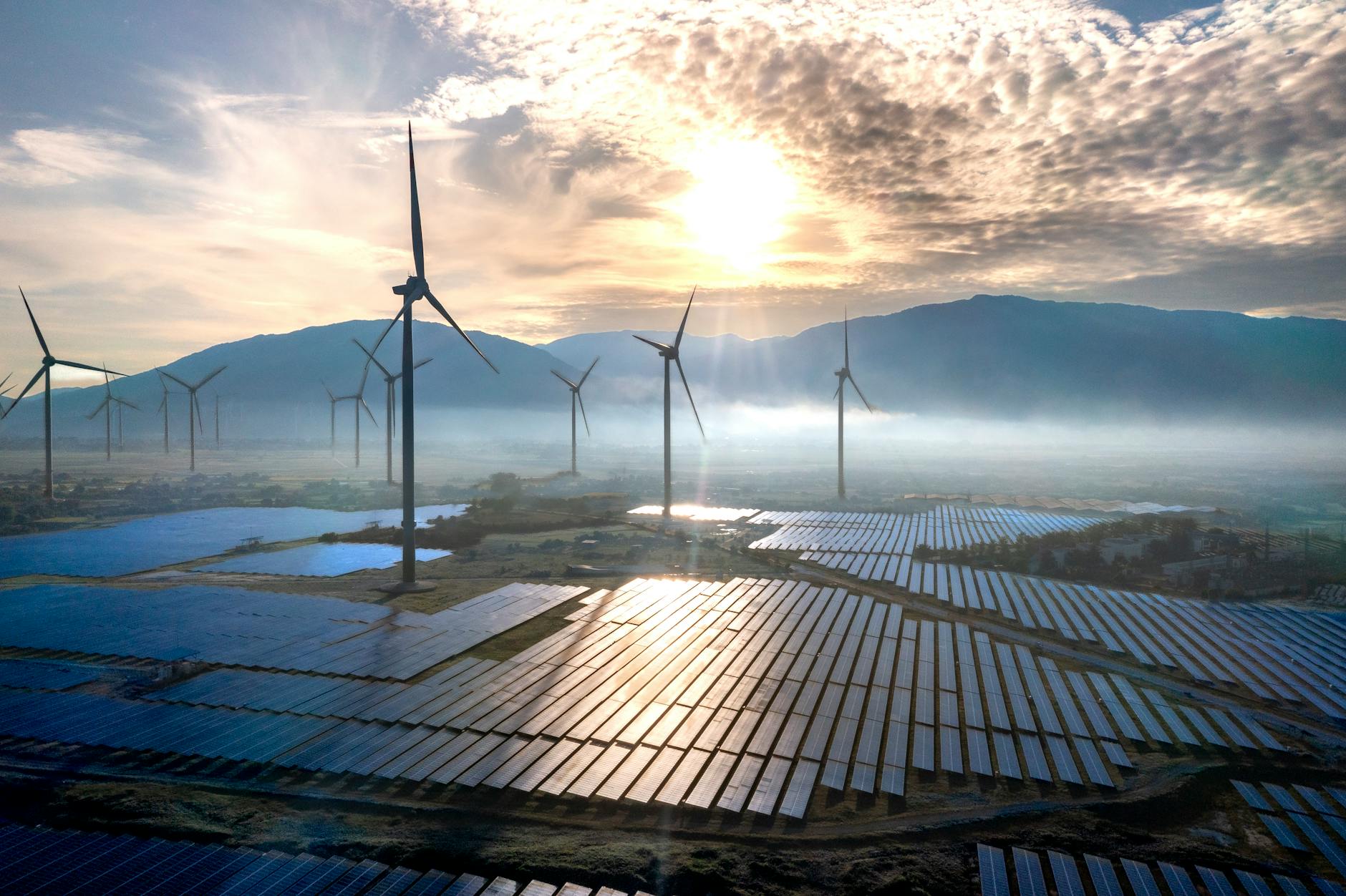 Impianto di energia rinnovabile sotto un cielo limpido