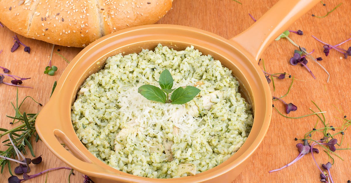 Piatto di risotto alla milanese giallo allo zafferano