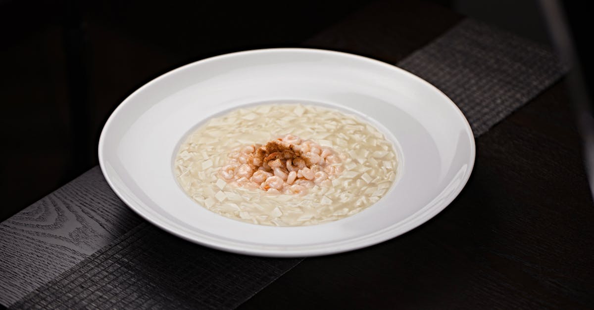Risotto giallo cremoso in un piatto