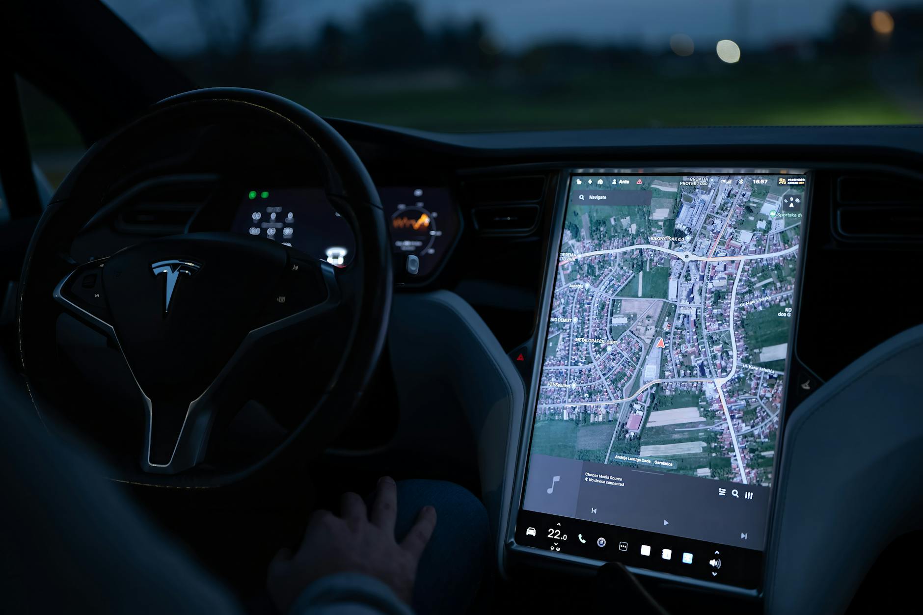 Interno di un'auto autonoma senza mani sul volante