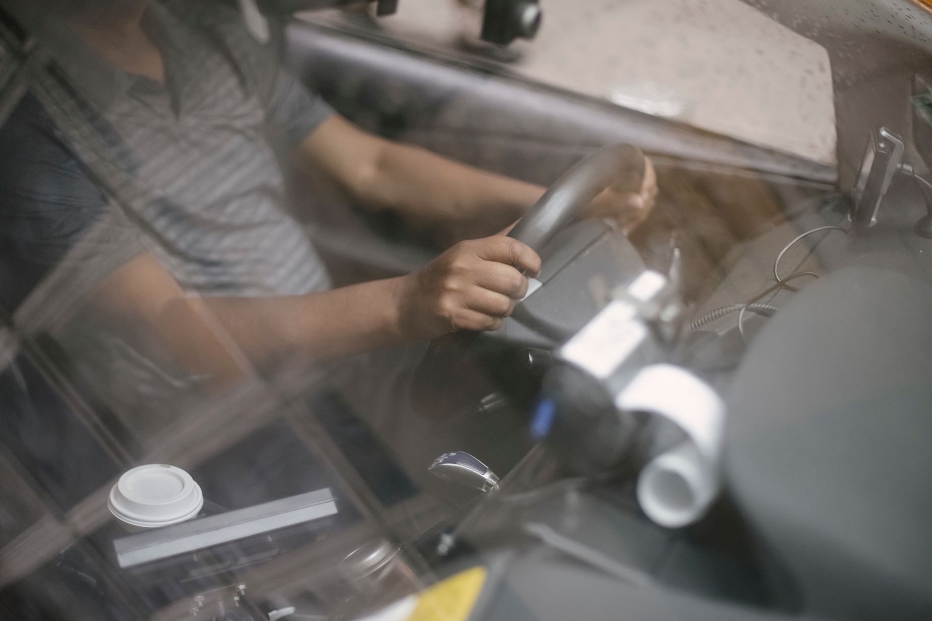 Automobile futuristica connessa alla tecnologia