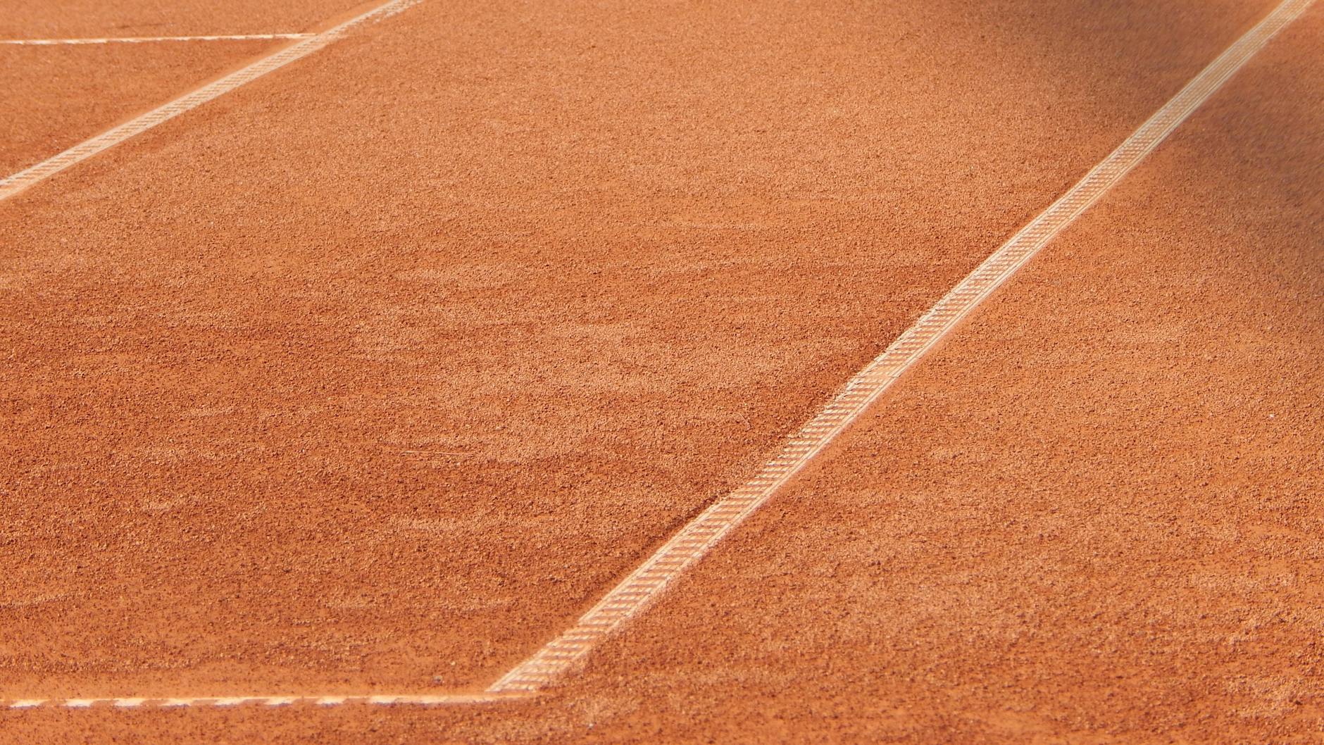 Giocatore di tennis in azione sulla terra battuta