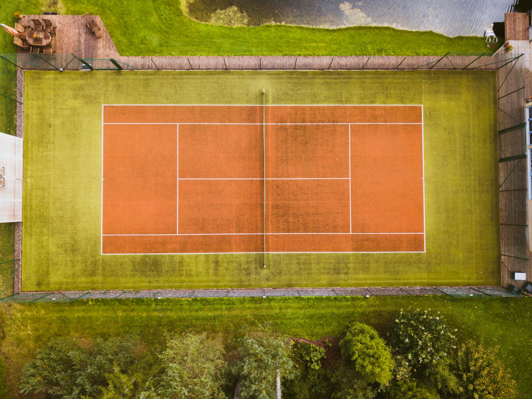 Stadio di tennis con tribune affollate