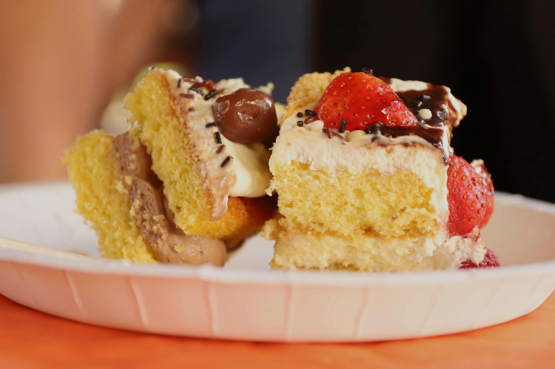 Torta al cioccolato glassata appoggiata su un piatto
