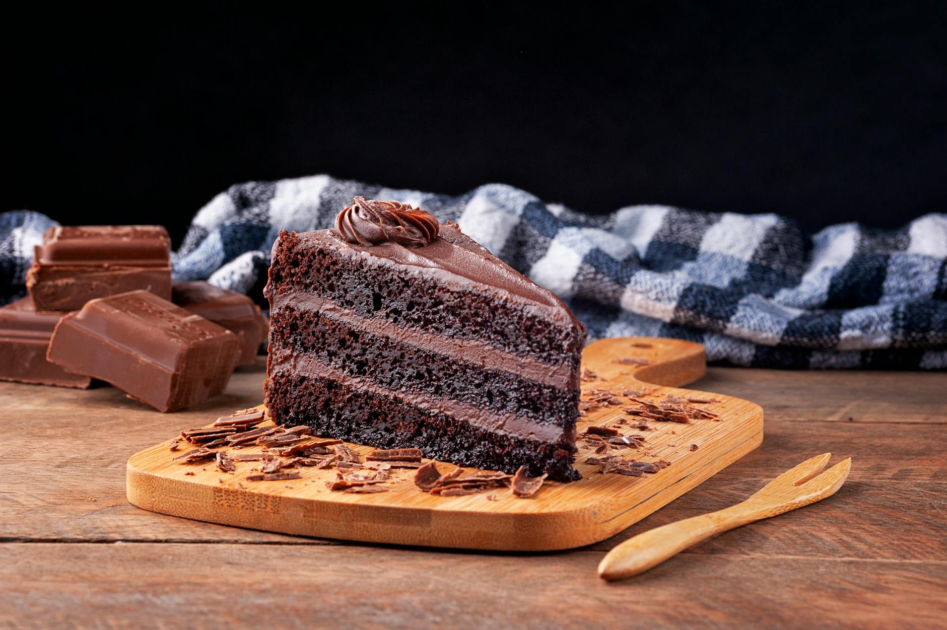 Dolce al cioccolato con un sottile strato di confettura