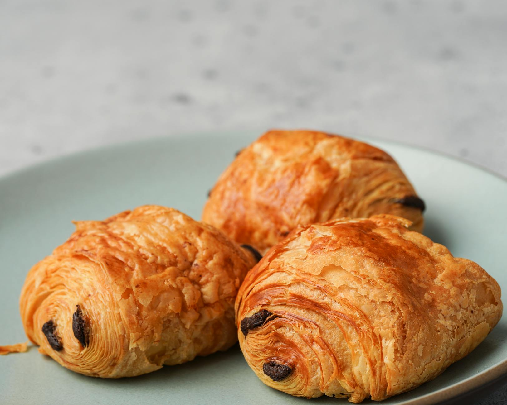Fetta di torta al cioccolato servita accanto a un caffè