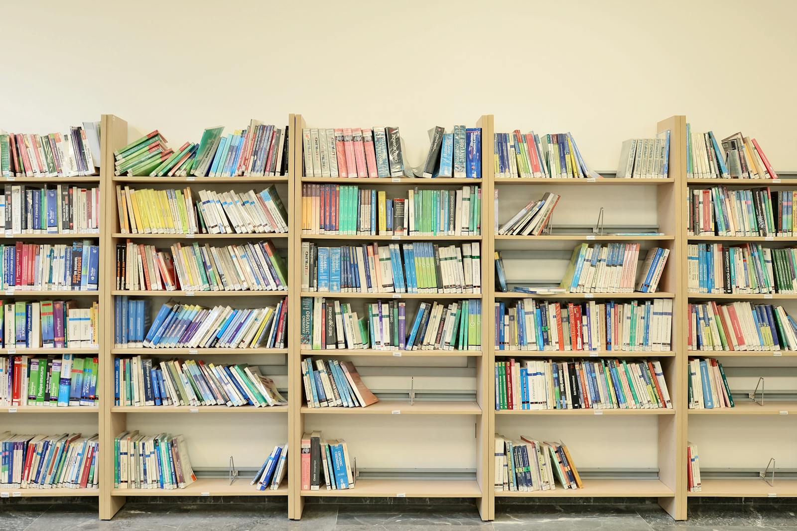 Scaffali ordinati con libri colorati di una libreria pubblica
