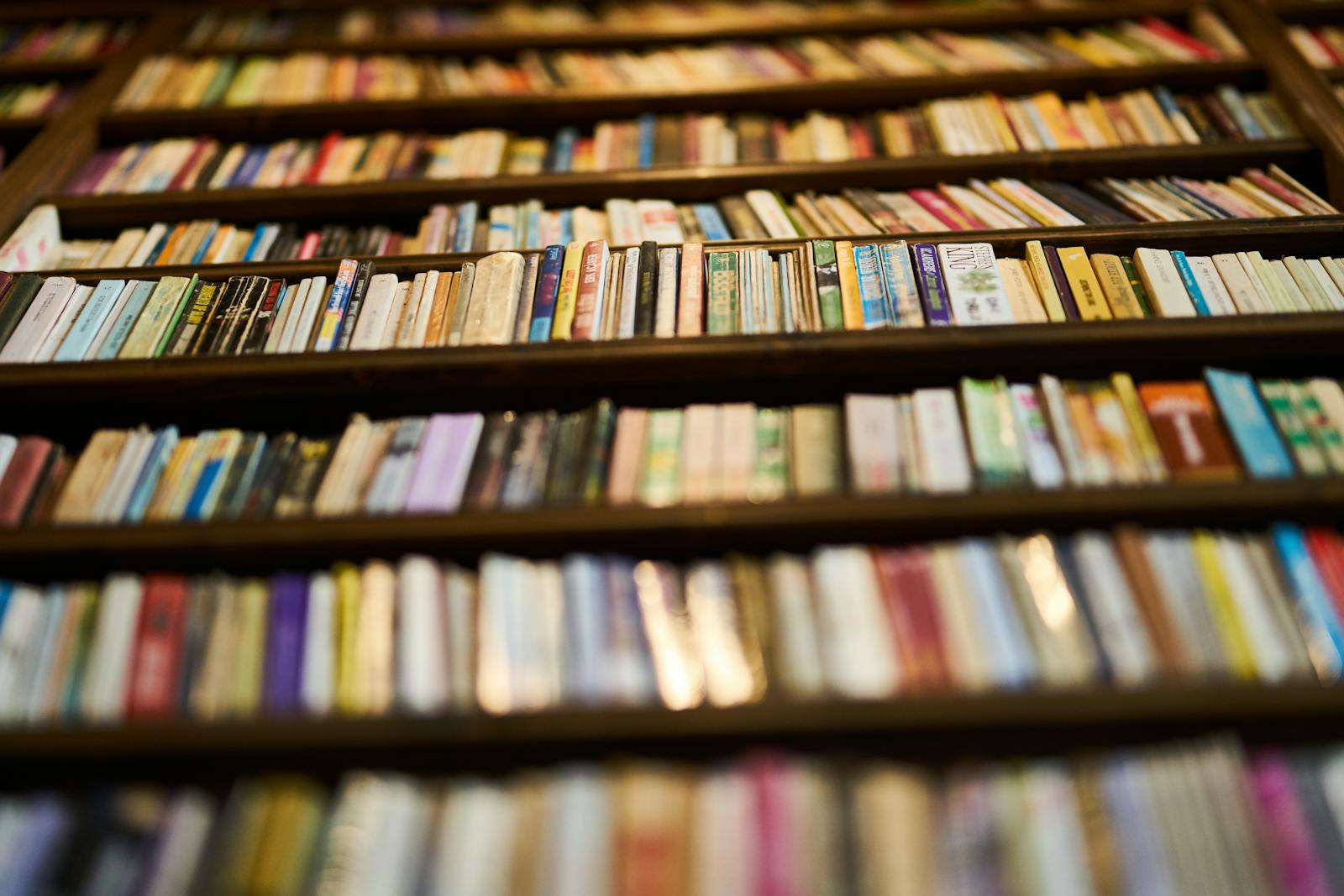Vista dal basso di scaffali pieni di libri in una grande biblioteca