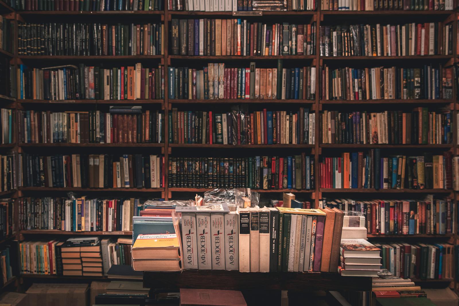 Biblioteca con scaffali in legno e libri illuminati dalla luce calda