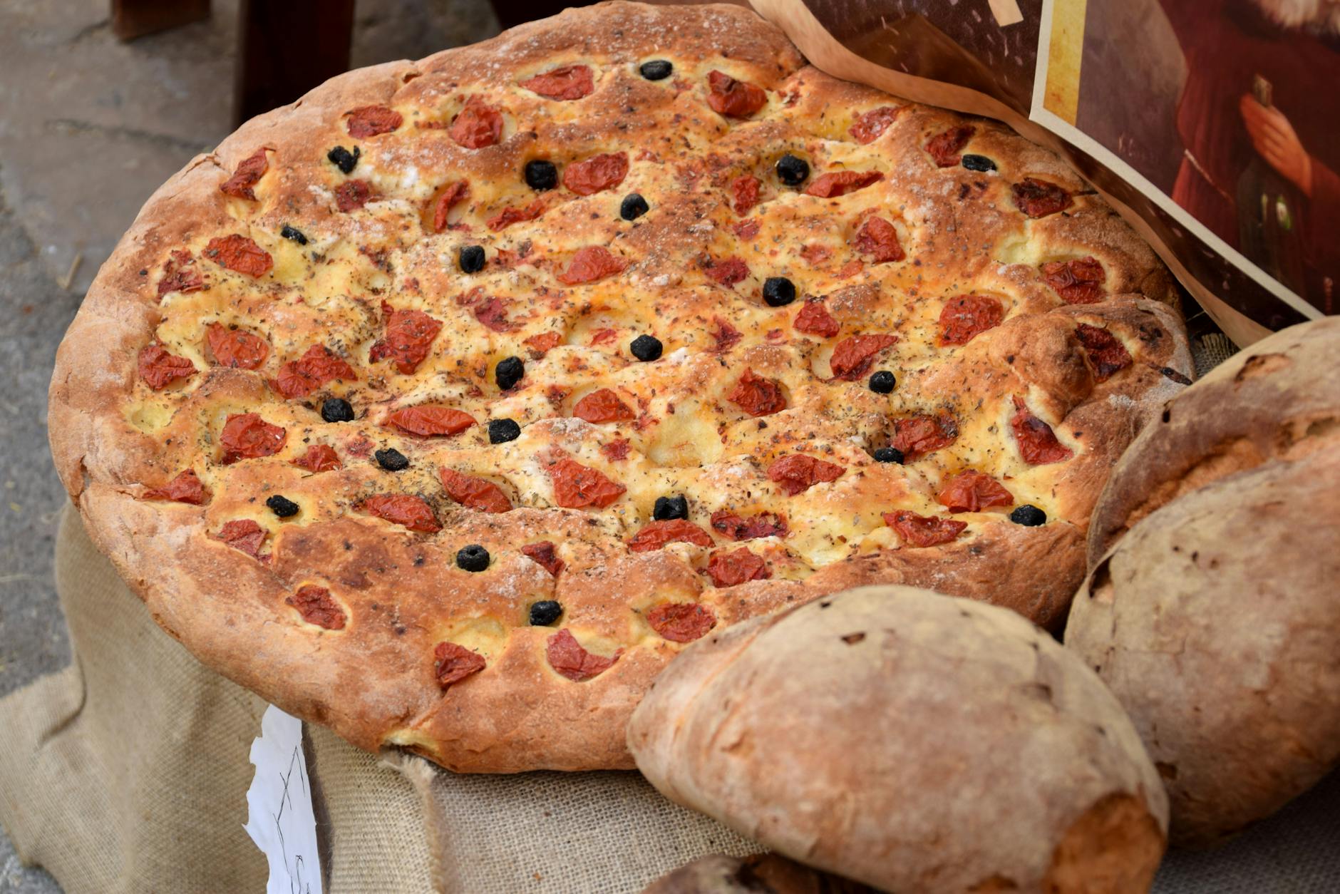 Foglie di salvia fresca su un tagliere di legno
