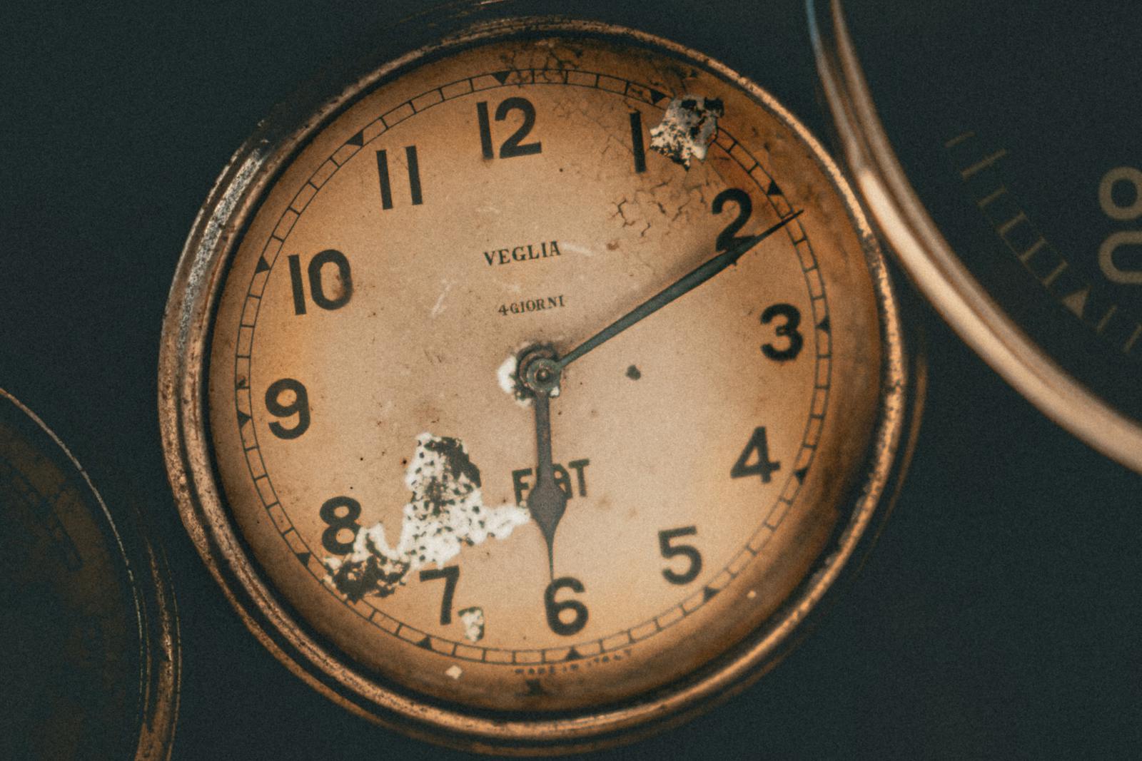 Orologio vintage analogico, simbolo della pittura di Dali