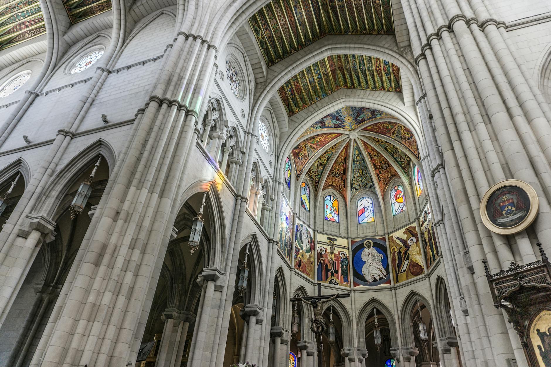 Interno di una cattedrale italiana