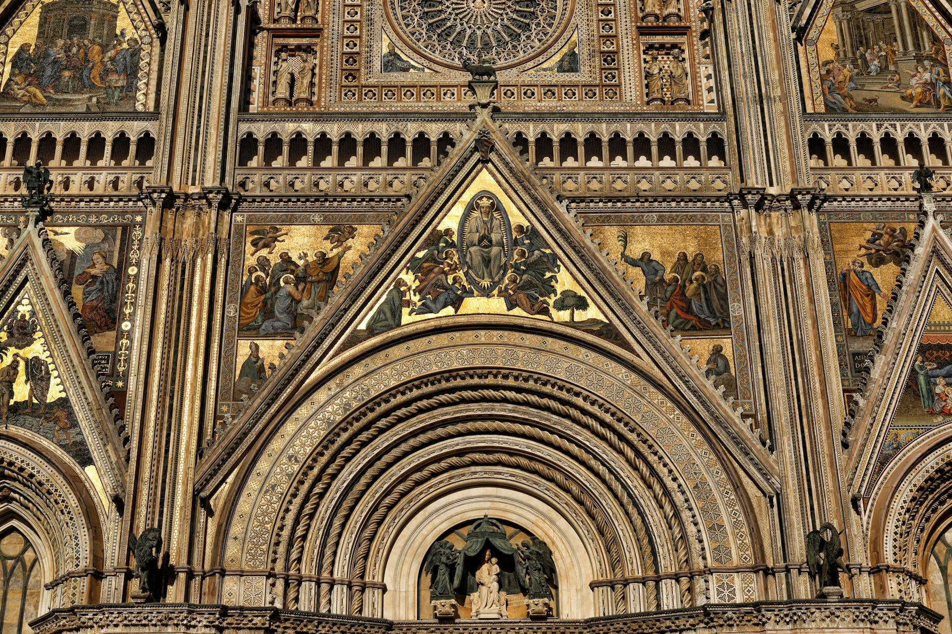 Interno di una cattedrale italiana medievale