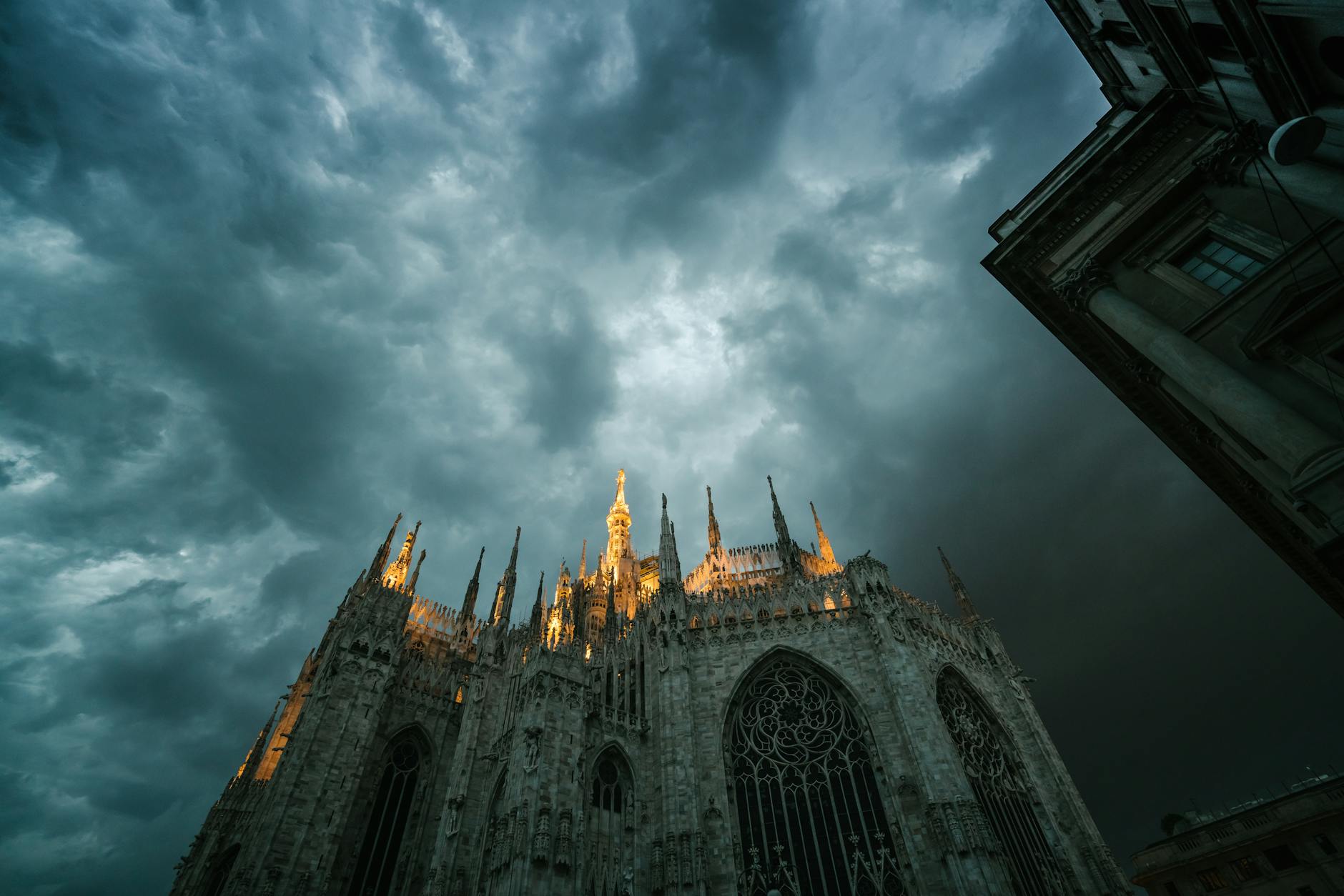 Interno di chiesa italiana con affreschi storici