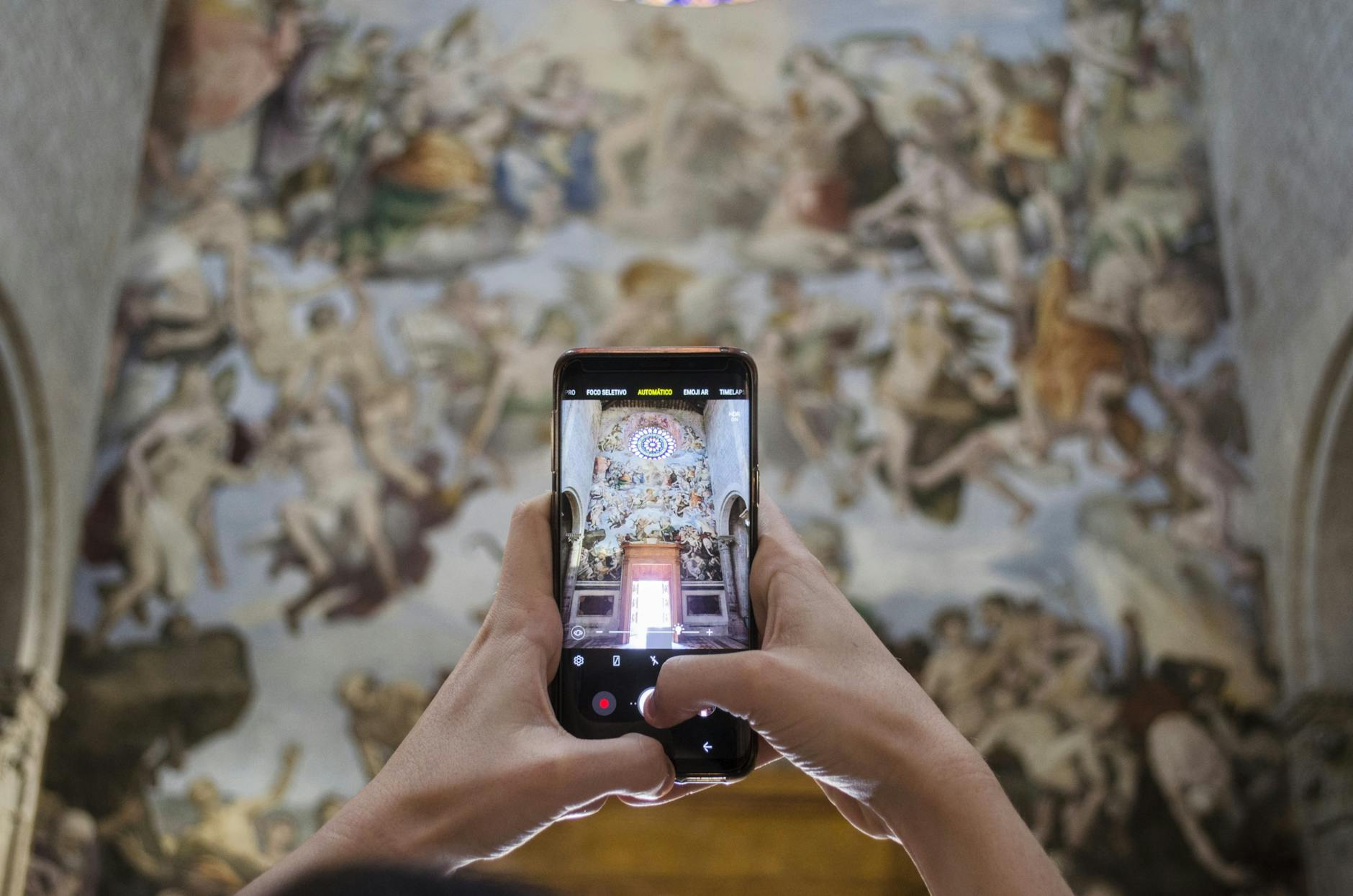 Antico mosaico paleocristiano con figure di santi