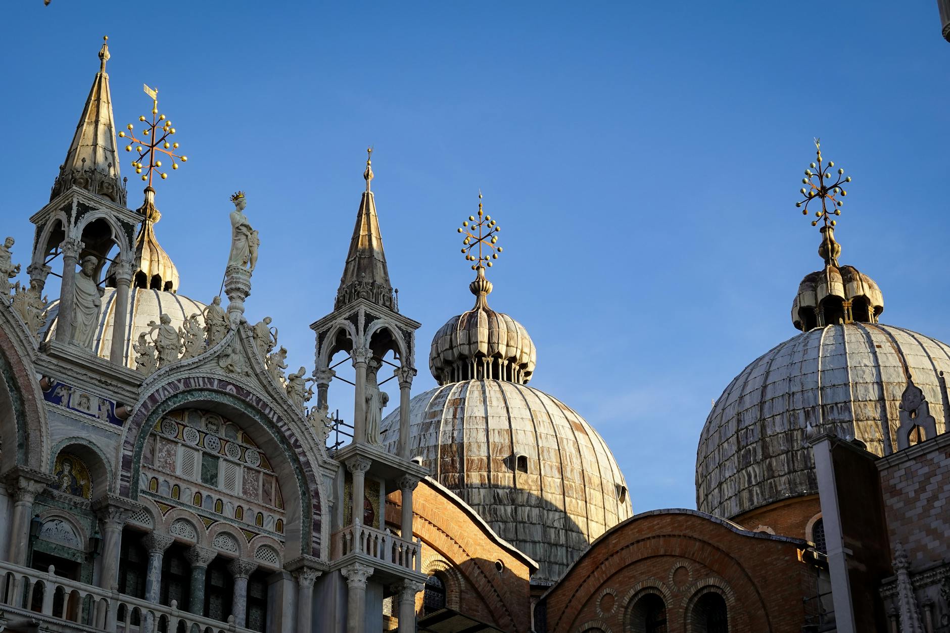 Interno di una basilica italiana con archi e affreschi
