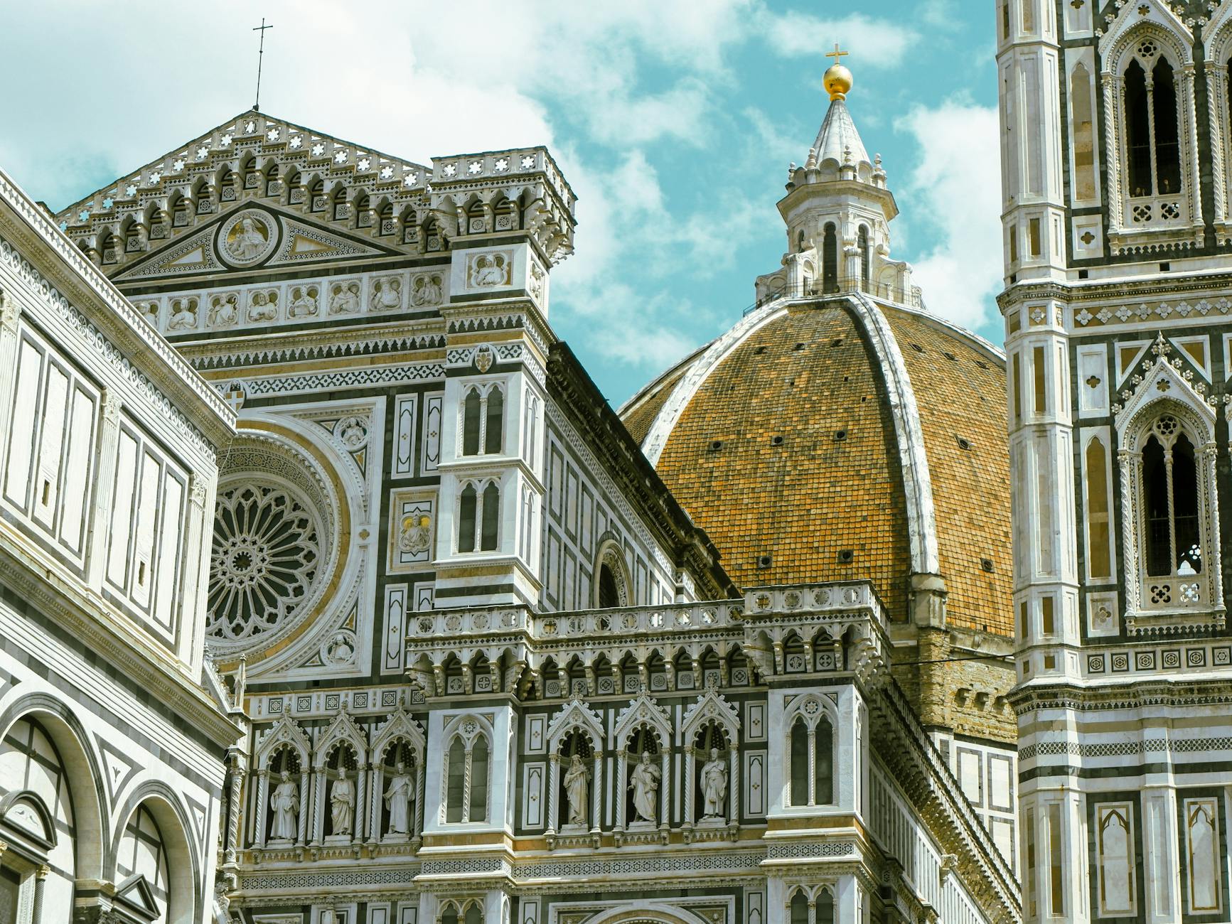 Facciata di un santuario italiano illuminata dal sole