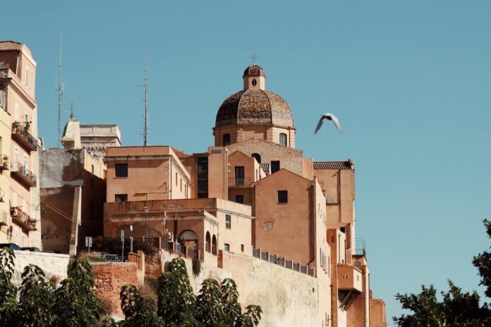 Cupola architettonica di una chiesa storica di Cagliari in Sardegna