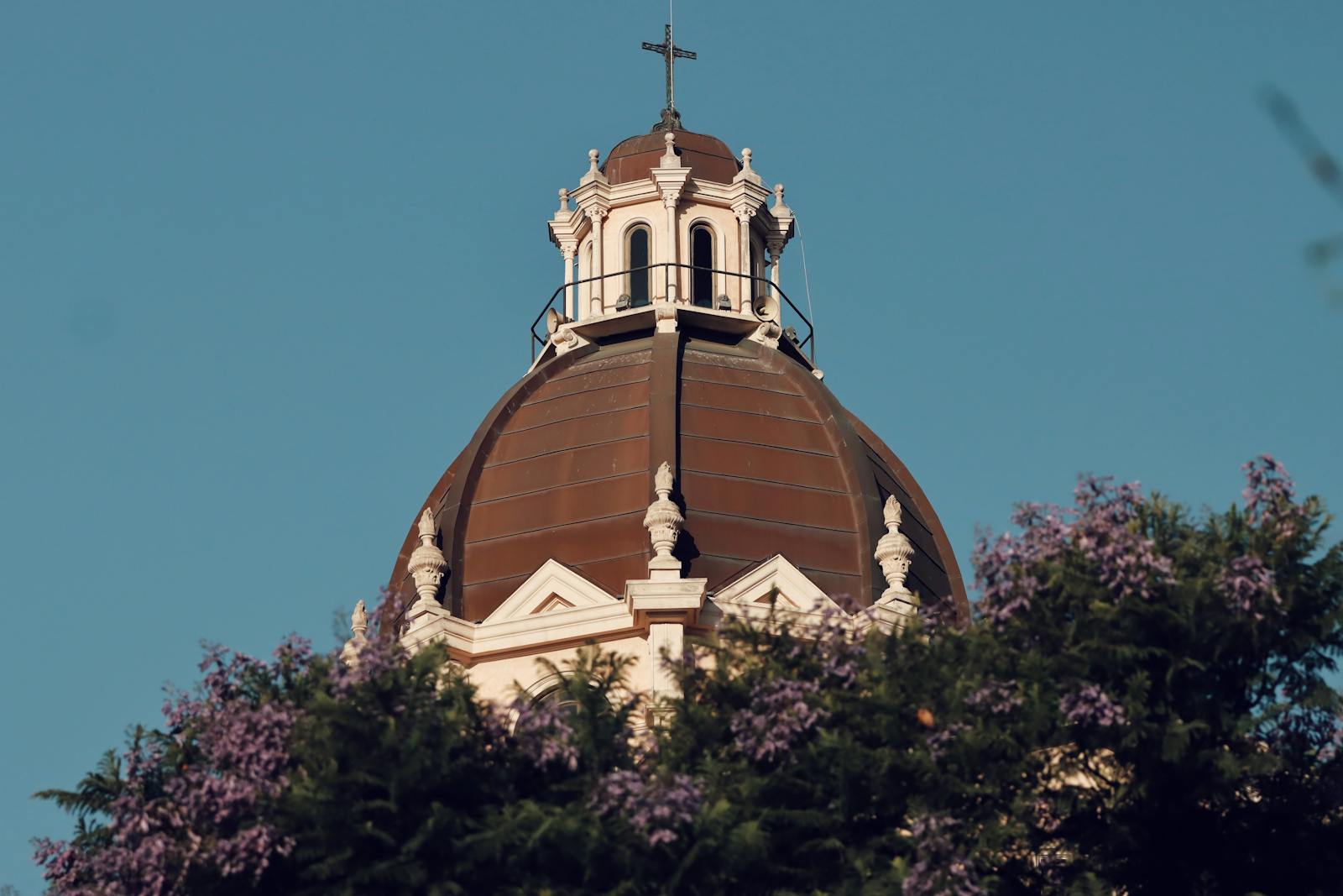 Cupola della cattedrale di Cagliari sotto un cielo limpido