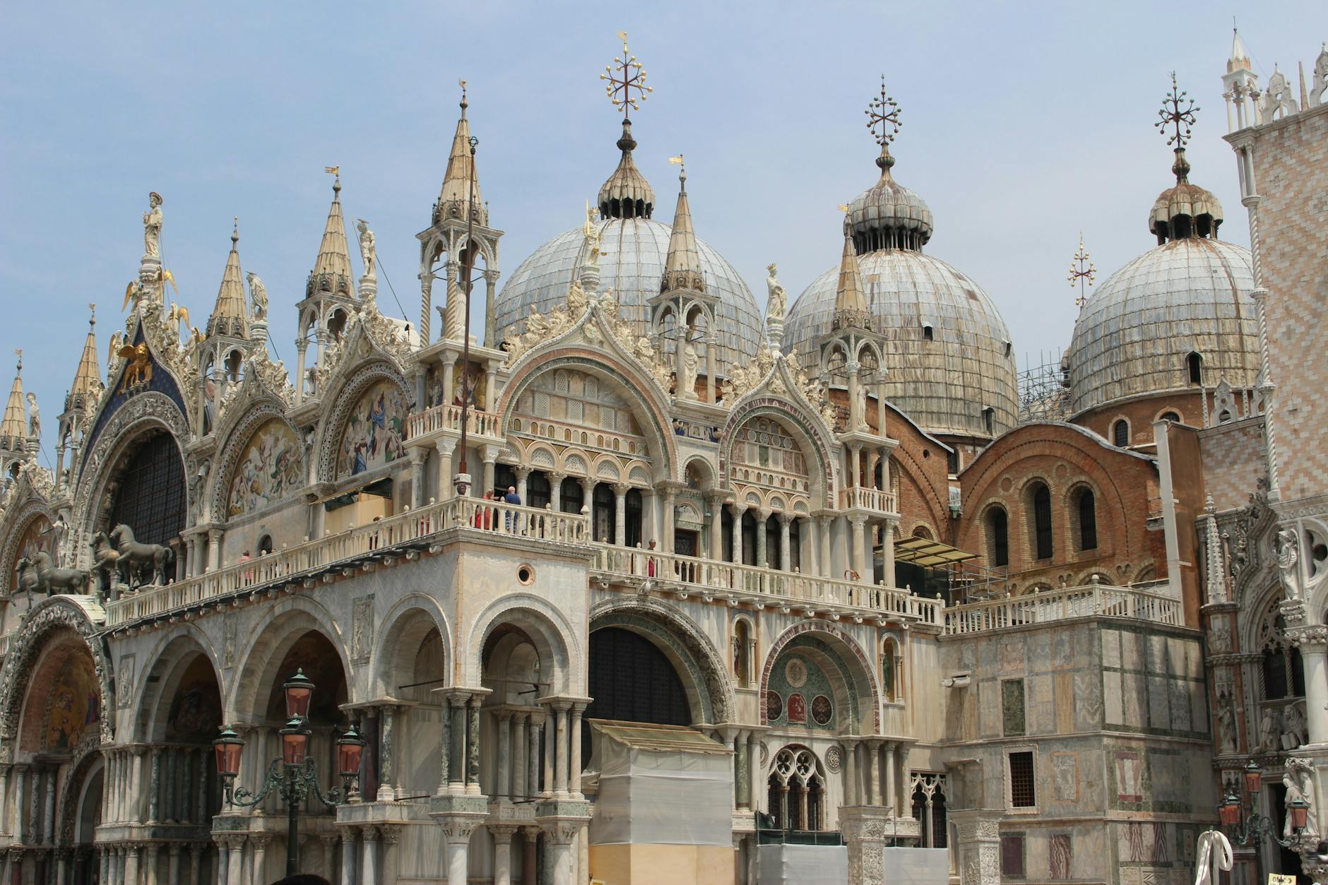 Tabernacolo e altare di una chiesa italiana