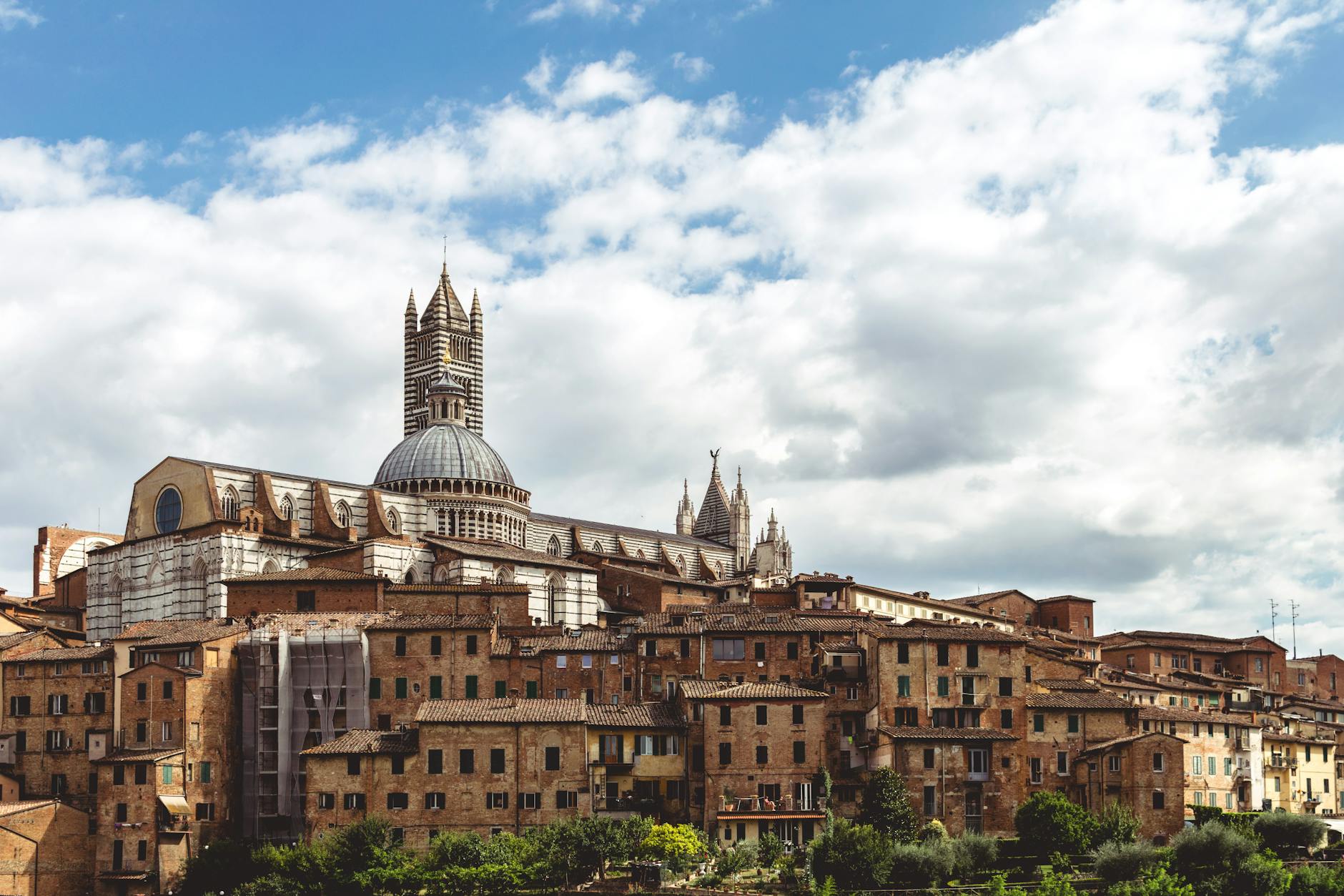 Facciata di una chiesa storica in Toscana