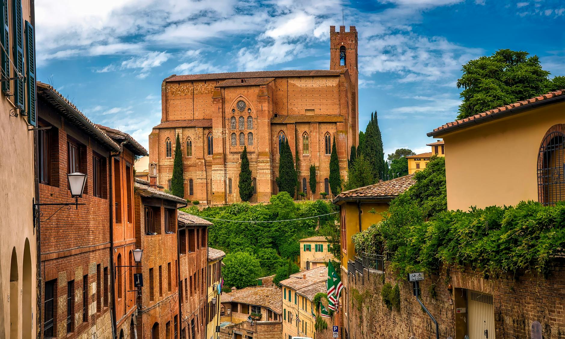 Interno di una basilica italiana con archi e affreschi