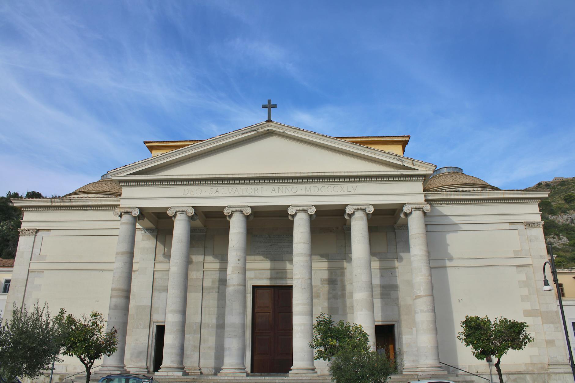 Navata di una cattedrale italiana ricca di arte
