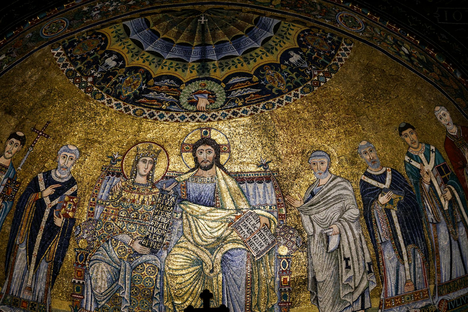 Interno di una chiesa italiana con affreschi